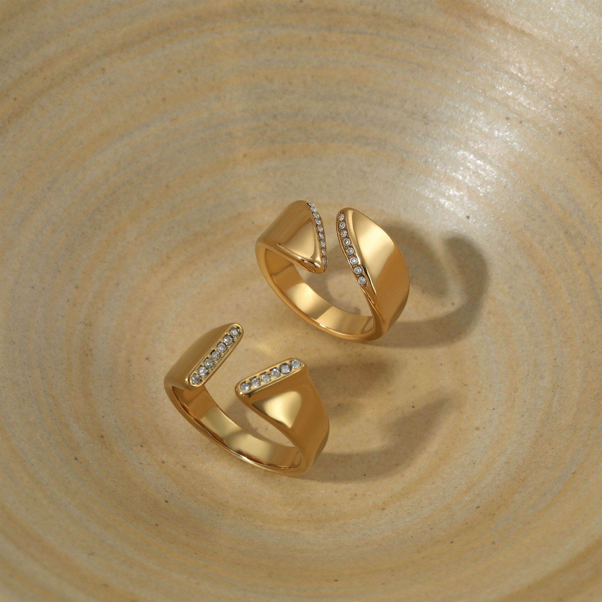 Schlichte geometrische Edelstahlringe, wasserdicht, goldfarben, mit Strasssteinen verziert h5 Bild4