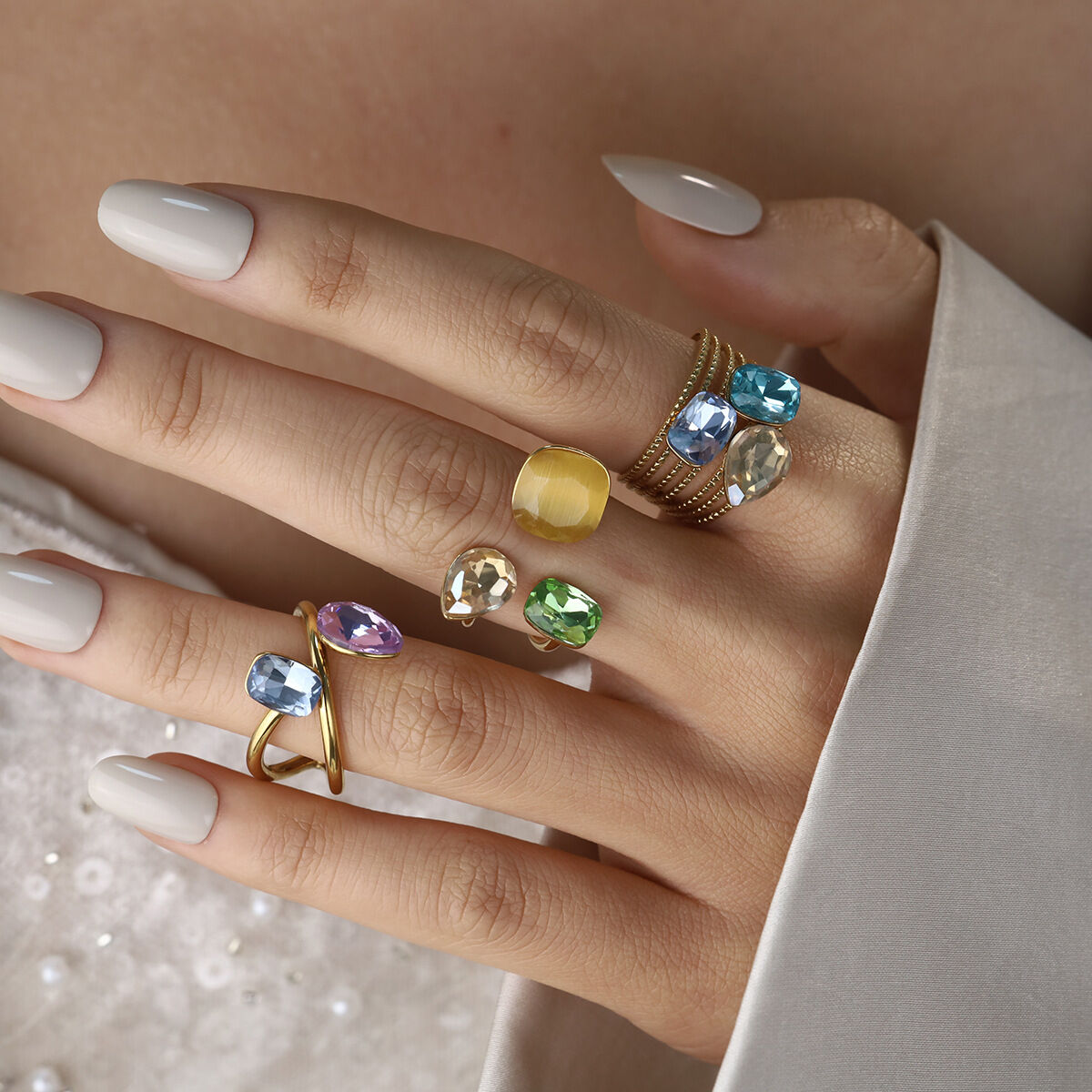 Anillos de piedras preciosas para mujer de acero inoxidable con forma de gota rectangular de circonita, resistentes al agua y de color dorado. 2