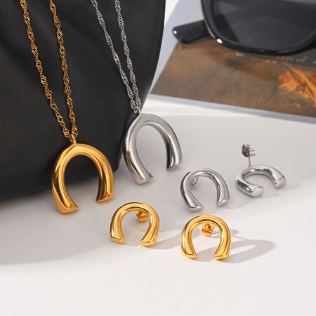 Horseshoe-Shaped Stainless Steel Waterproof Gold Color Women's Pendant Necklaces 2