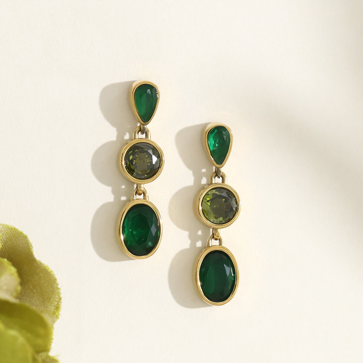 Klasik Damla Şeklinde Paslanmaz Çelik Su Geçirmez Altın Renkli Zirkon Taşlı Kadın Sallantılı Küpeler 2