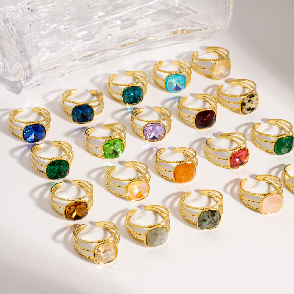 Luxe, elegante, geometrische, waterdichte, roestvrijstalen damesring met goudkleurige zirkonia en edelsteen.