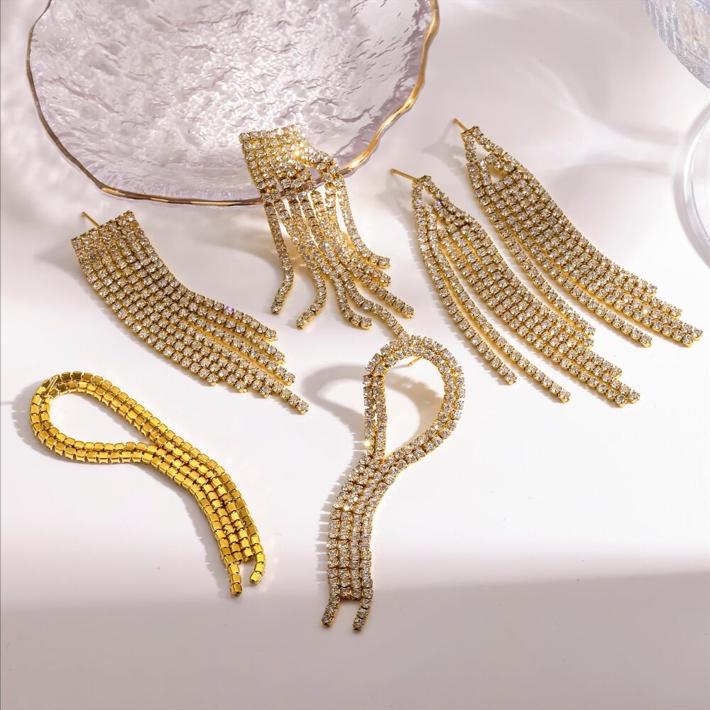 Eleganti orecchini pendenti da donna in acciaio inossidabile color oro con nappe, impermeabili e con strass.