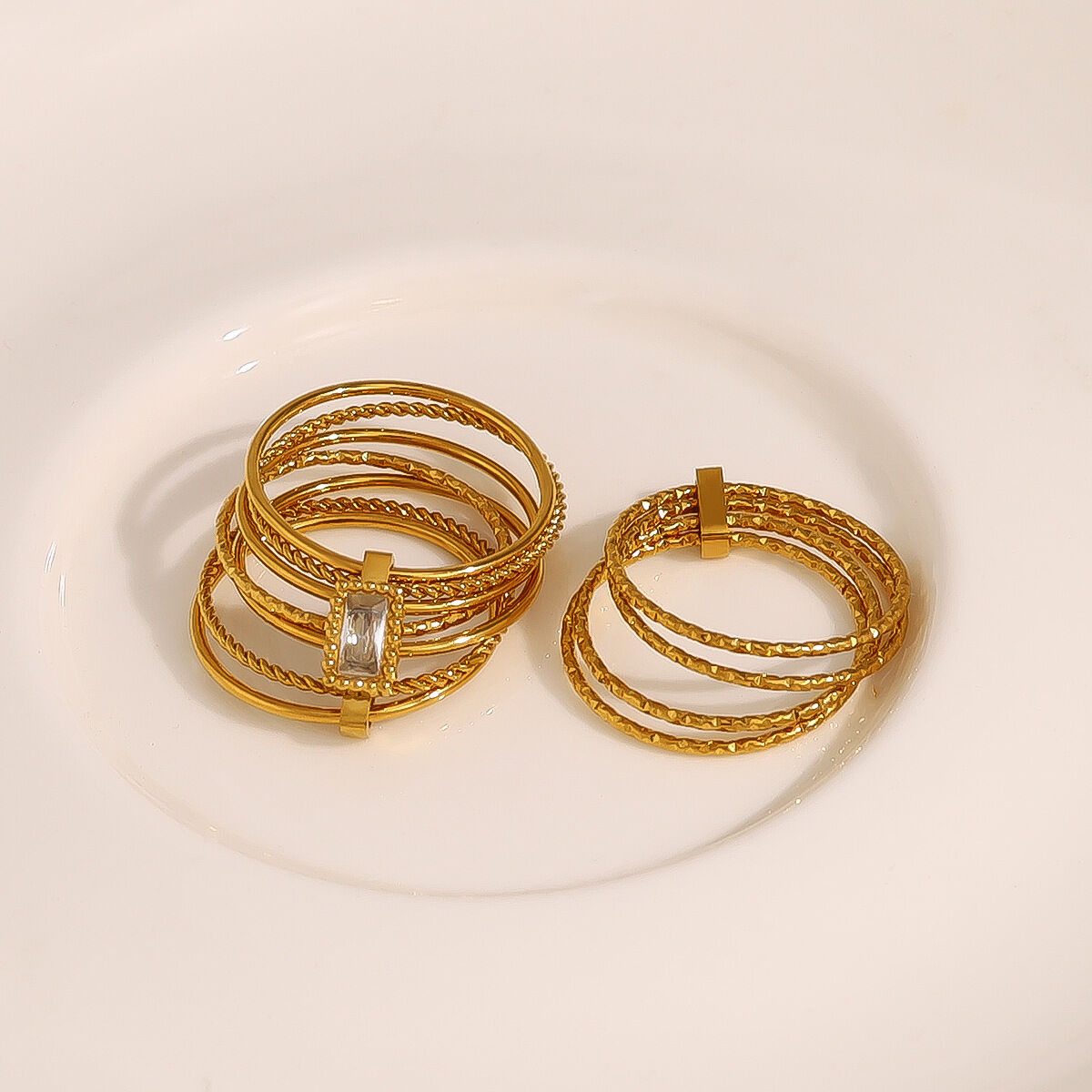 Schlichte, runde Statement-Ringe aus wasserdichtem Edelstahl in Goldfarbe mit Zirkonia Bild4