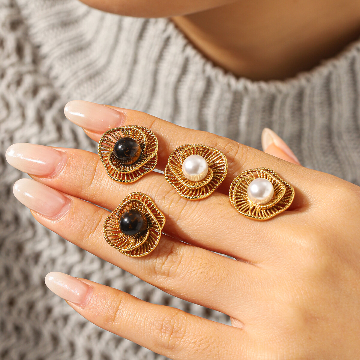 Orecchini a perno da donna semplici, retrò, in acciaio inossidabile color oro, impermeabili, con pietra naturale e perla.