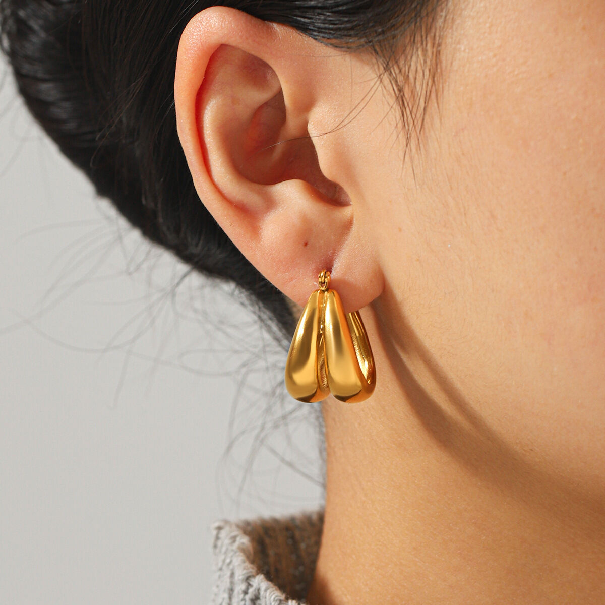 Pendientes de aro sencillos en forma de U de acero inoxidable, impermeables y de color dorado para mujer. Imagen4