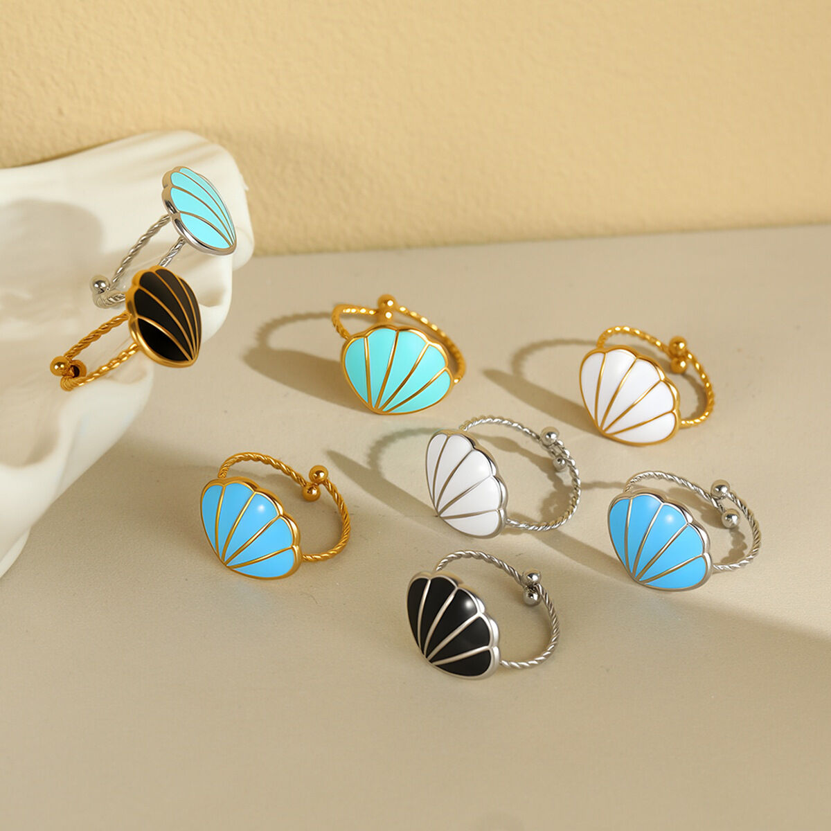 Anillos llamativos de acero inoxidable impermeables de la serie Simple Daily Shell, color dorado, de la serie Simple. 2