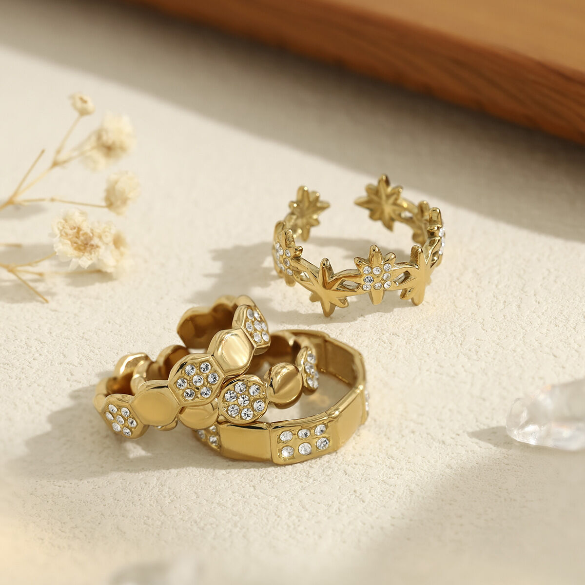 Schlichte, unregelmäßig geformte, wasserdichte Statement-Ringe aus Edelstahl in Goldfarbe mit Strasssteinen Bild3
