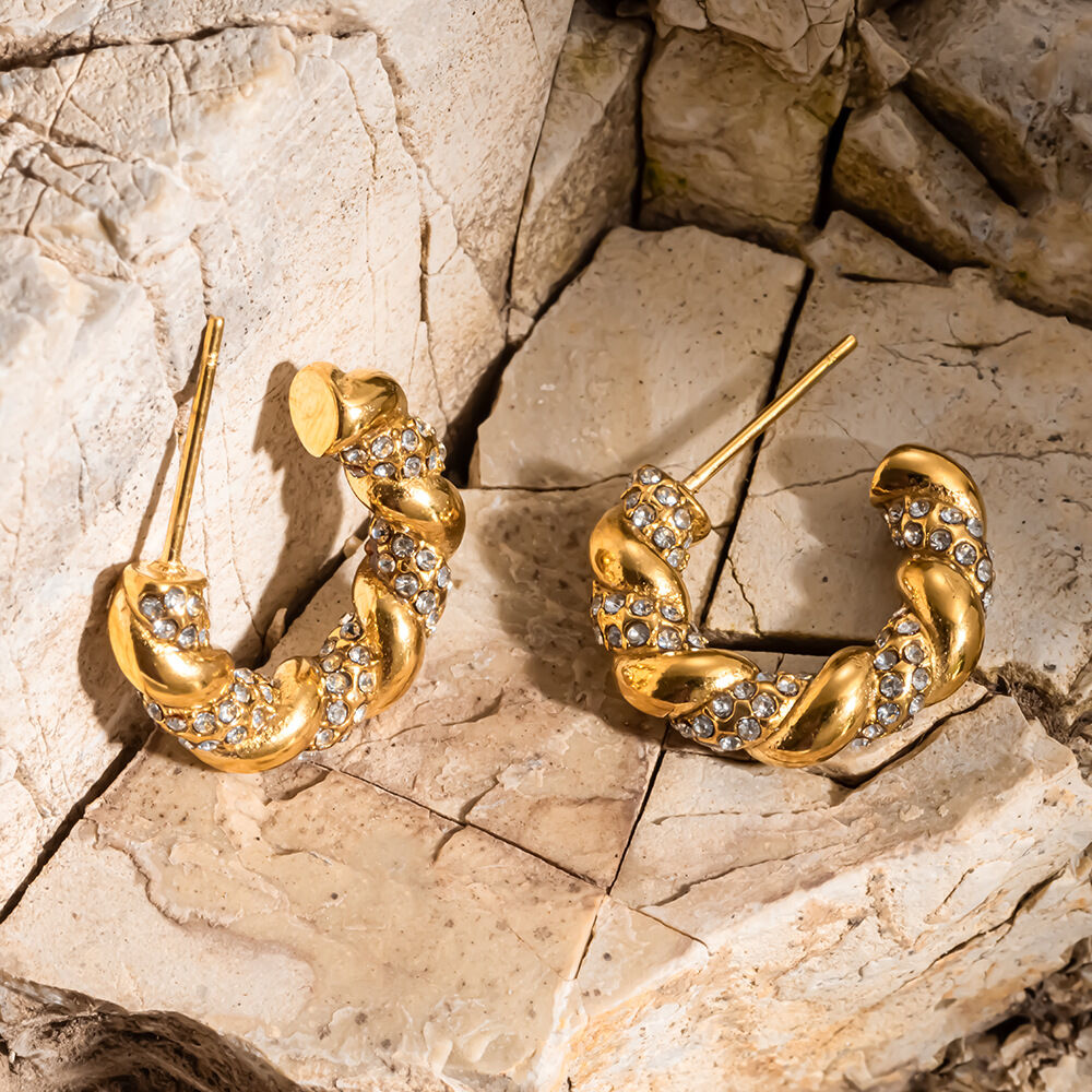 Luxuriöse, elegante, gedrehte, wasserdichte, goldfarbene Strass-Ohrringe aus Edelstahl für Damen h5Bild2