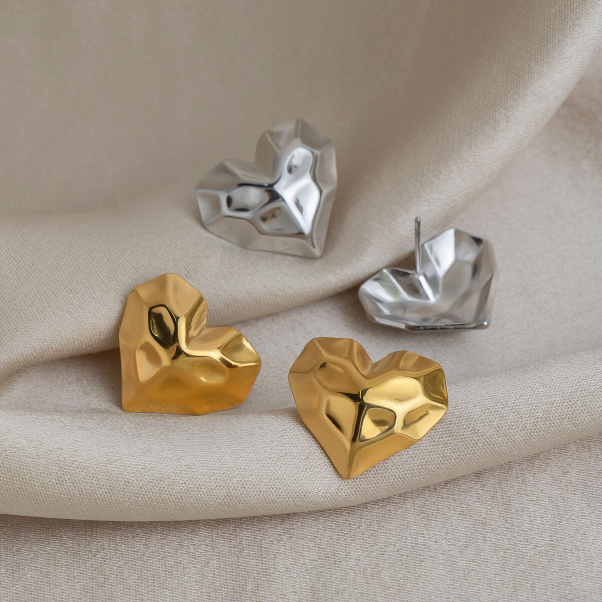 Einfache, wasserfeste Ohrstecker mit Herzmotiv aus Edelstahl in Goldfarbe für Damen – ein echter Hingucker! 2