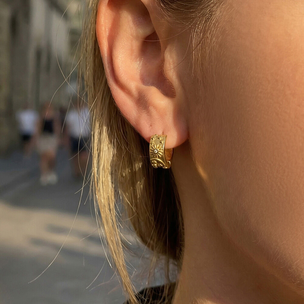 Elegante Damen-Creolen aus Edelstahl in Goldfarbe mit Zirkonia, verziert mit Sonne, Stern und Mond. 2