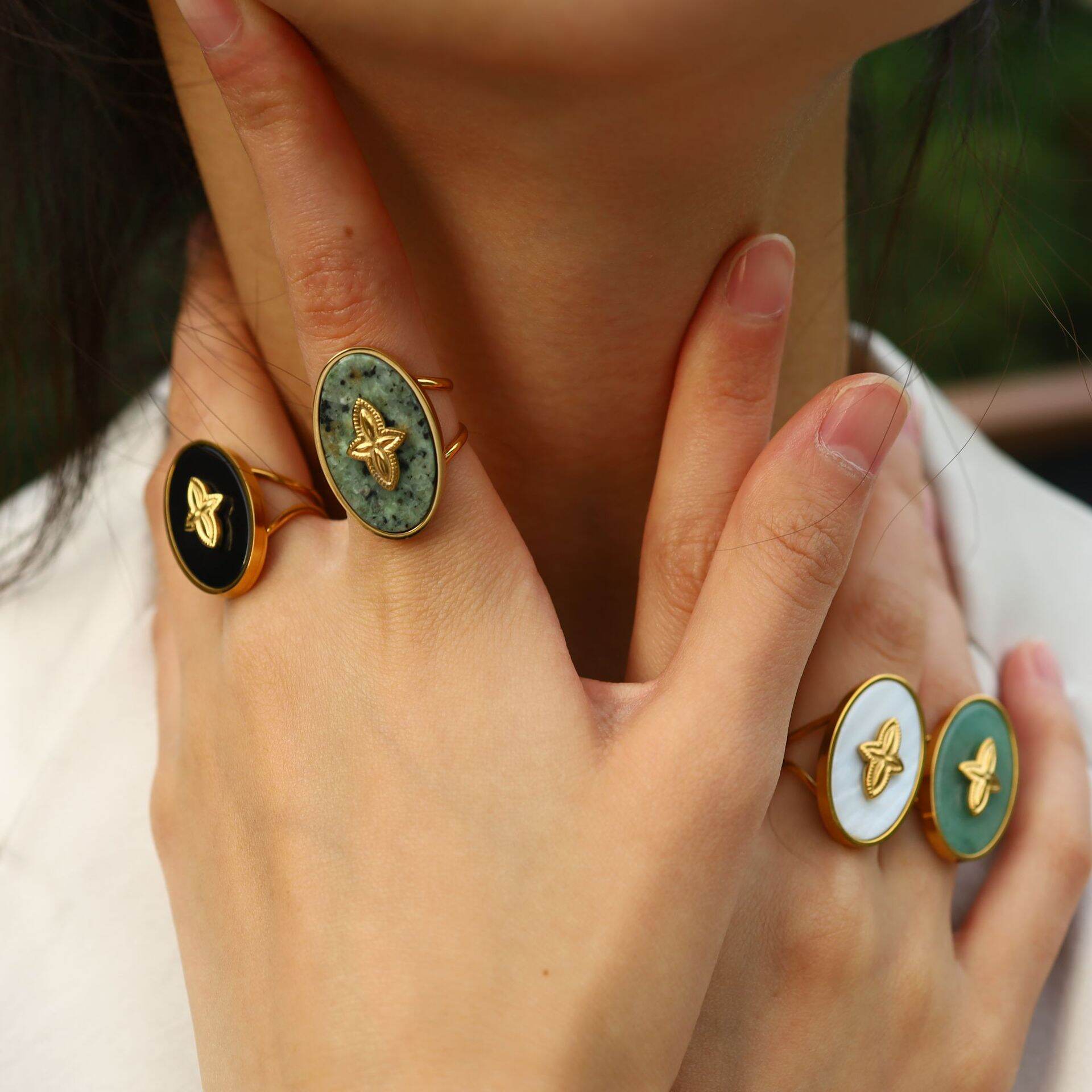 Anelli da donna con pietre preziose in acciaio inossidabile, impermeabili, color oro, con conchiglia in pietra naturale, classici