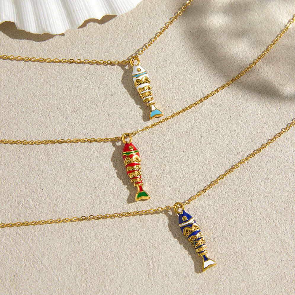 Collares con colgante de mujer de acero inoxidable color dorado, color esmalte, con diseño de pez, ideales para vacaciones. 2