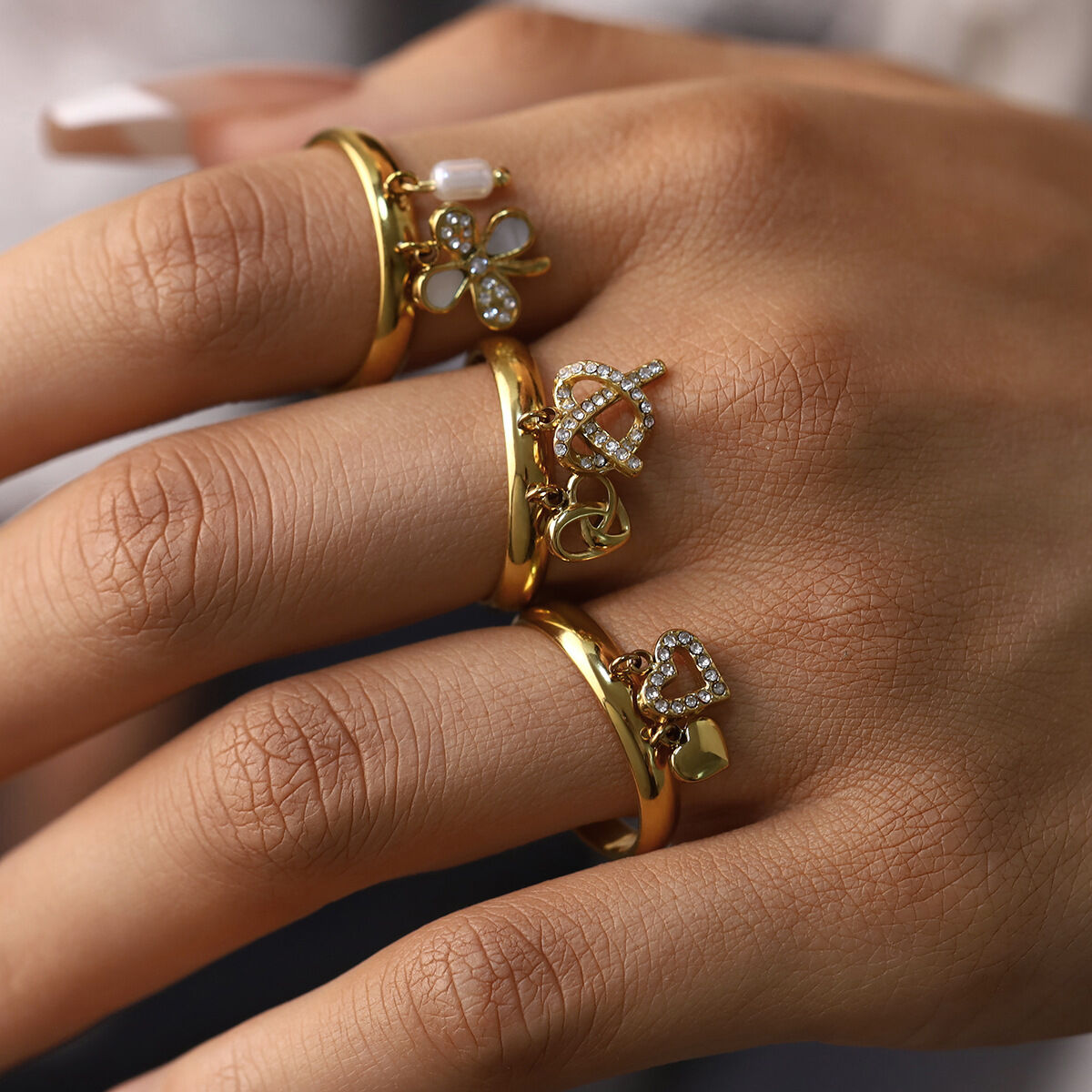 Anillos llamativos de acero inoxidable con forma de corazón de flor simple, resistentes al agua, de color dorado y con diamantes de imitación.