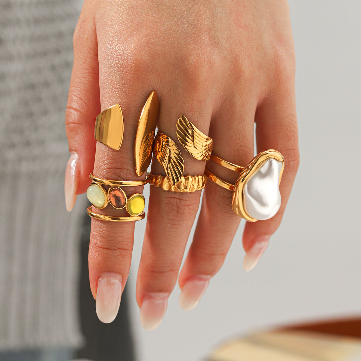 Anillos llamativos de acero inoxidable impermeables de color dorado con forma irregular para uso diario.