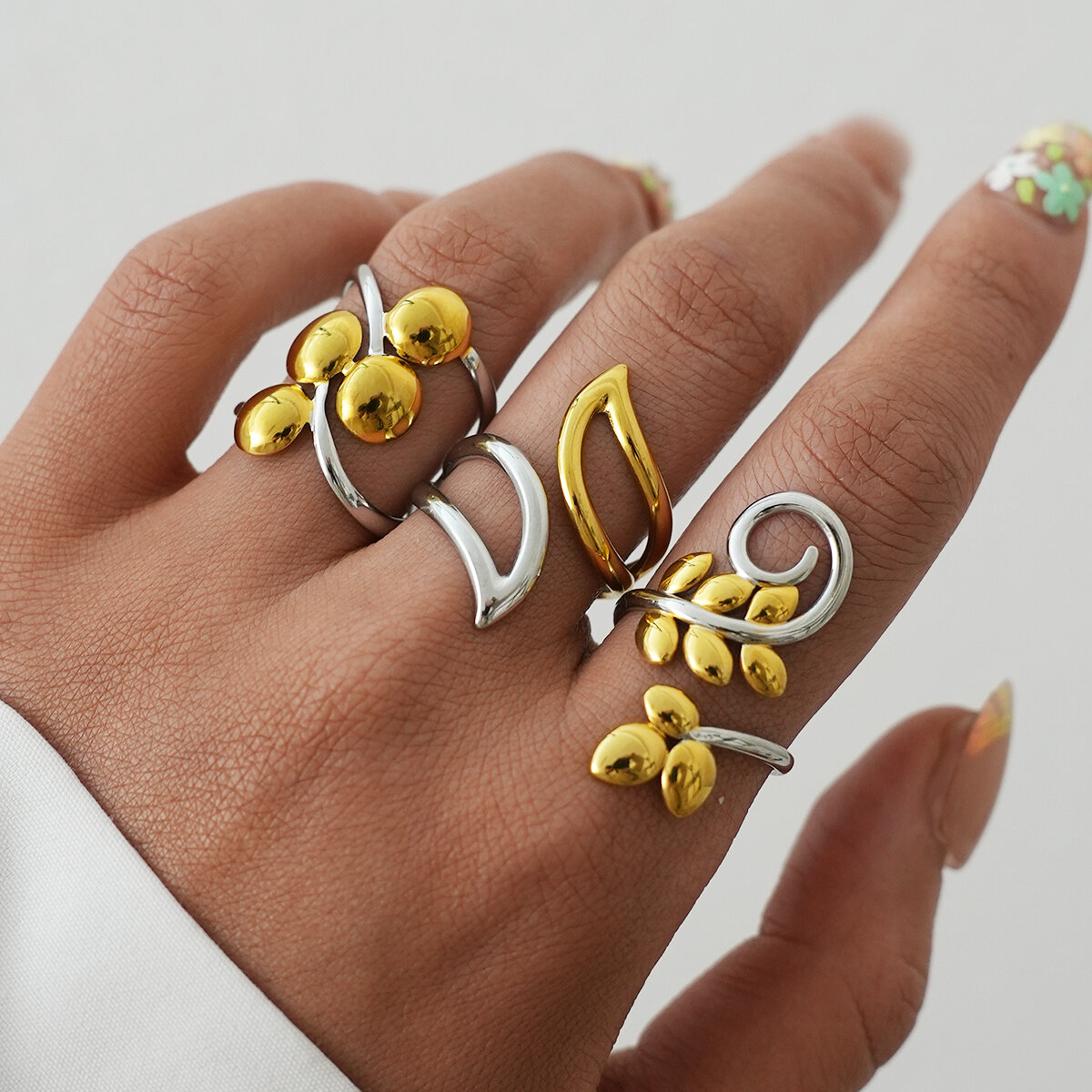 Anelli di tendenza della serie Simple, dalla forma irregolare, in acciaio inossidabile impermeabile color oro.