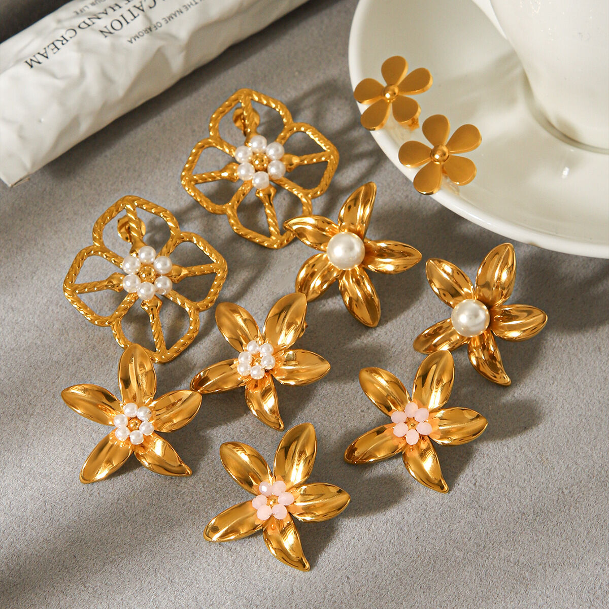 Pendientes de mujer Sweet Flower de acero inoxidable, impermeables, color dorado y con perlas.