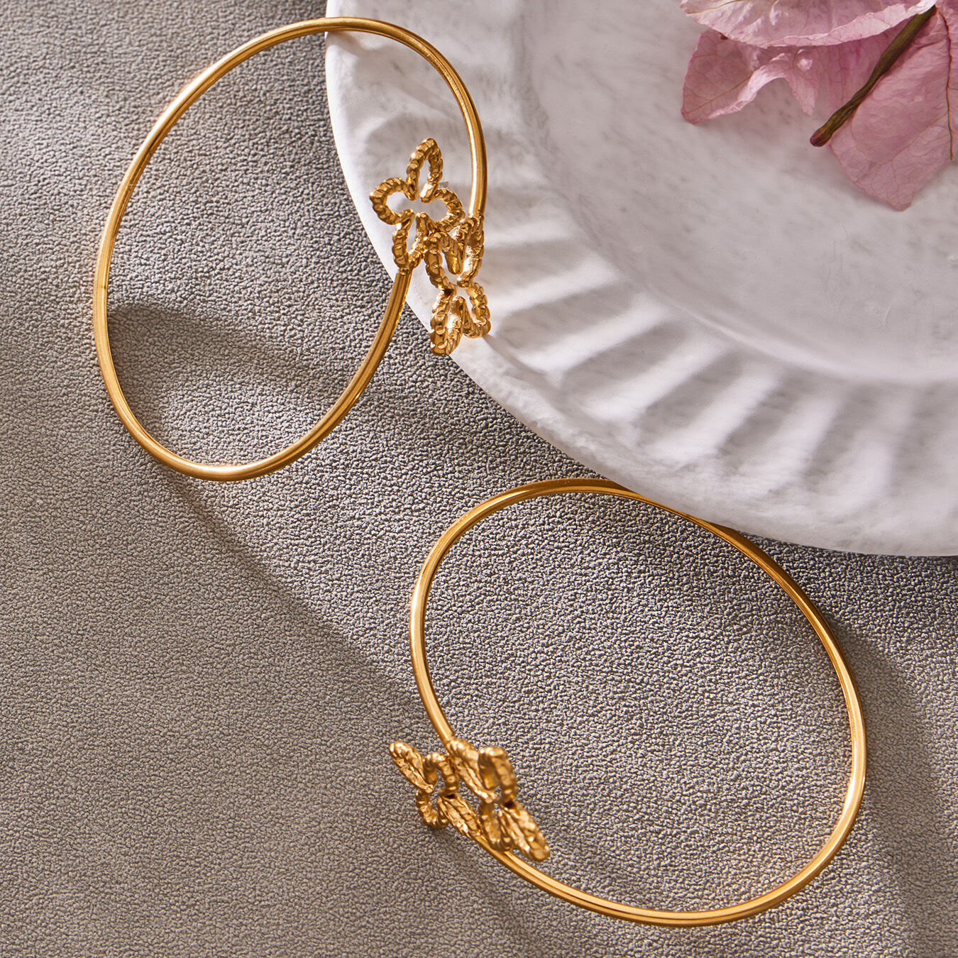 Einfaches, wasserdichtes Armreifarmband mit Blumenmuster aus Edelstahl in Goldfarbe für Damen h5 Bild3