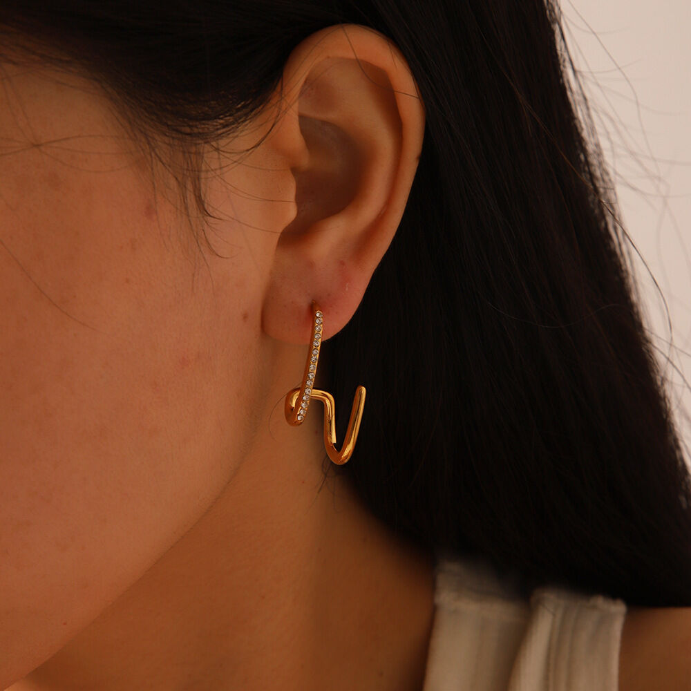 Luxuriöse, unregelmäßige, wasserdichte Ohrstecker aus Edelstahl in Goldfarbe mit Zirkonia für Damen 2