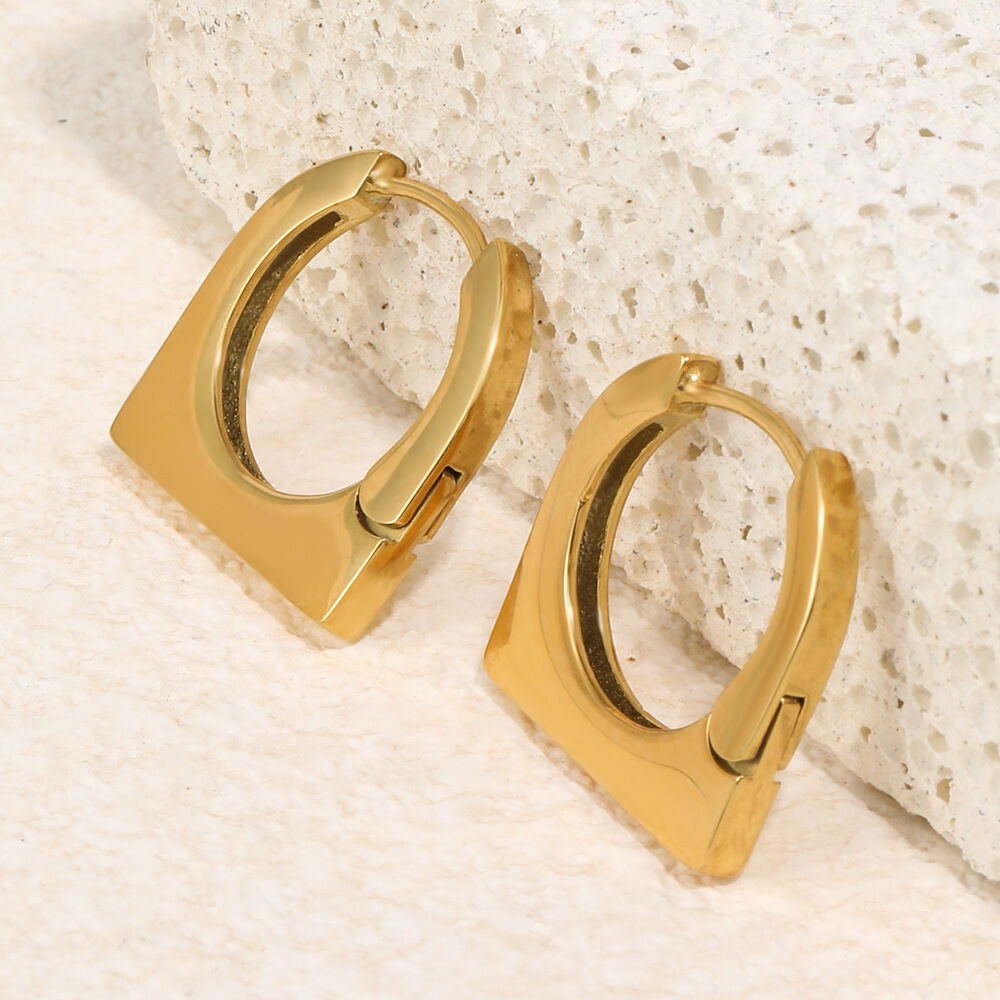 Einfache, schlossförmige, wasserdichte, goldfarbene Creolen aus Edelstahl für Damen. Bild3