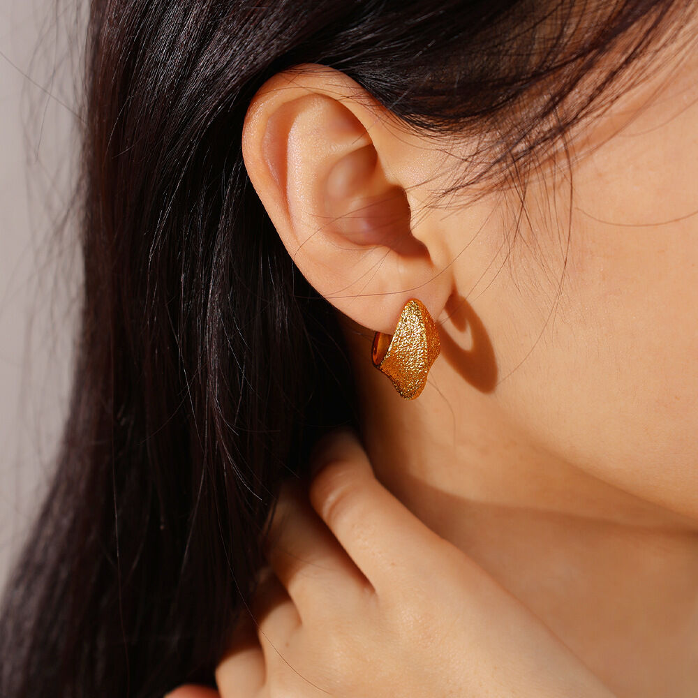 Mondförmige, wasserdichte Ohrstecker aus Edelstahl in Goldfarbe für Damen h5 Bild4