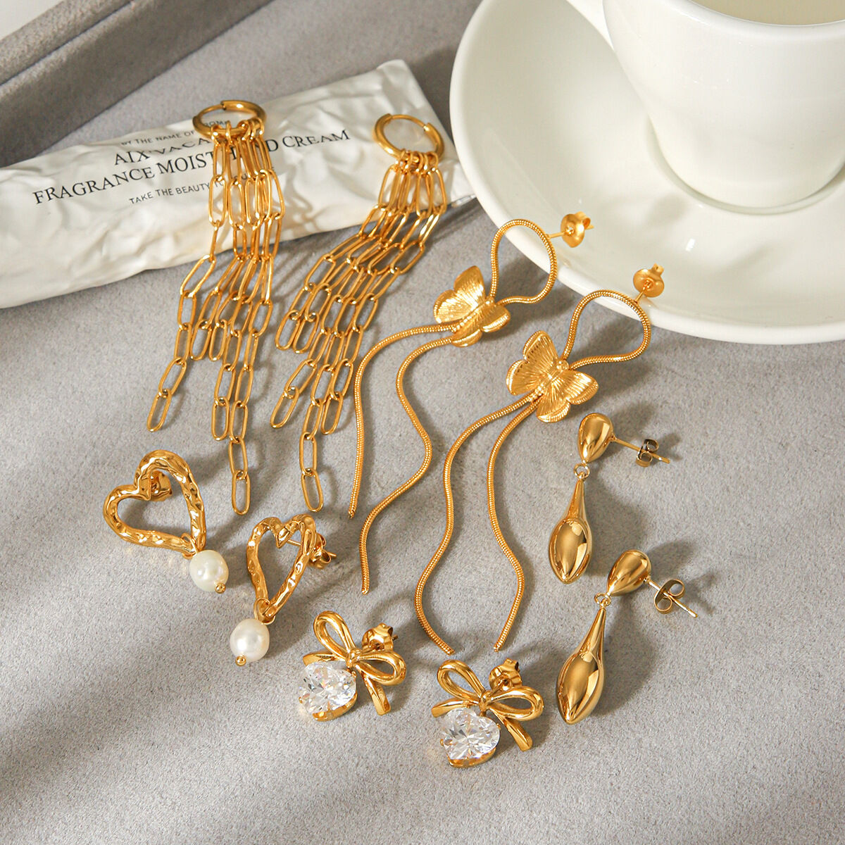 Orecchini pendenti da donna semplici, a forma di cuore, con nappe, in acciaio inossidabile, impermeabili, color oro e zirconi.