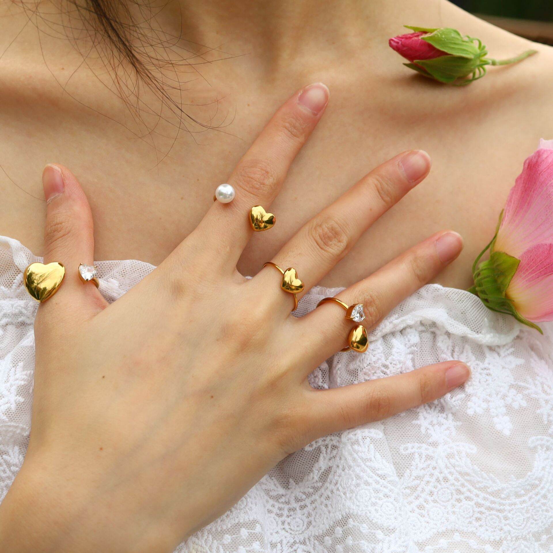 Anillos llamativos de circonita de color dorado, resistentes al agua y de acero inoxidable con forma de corazón simple