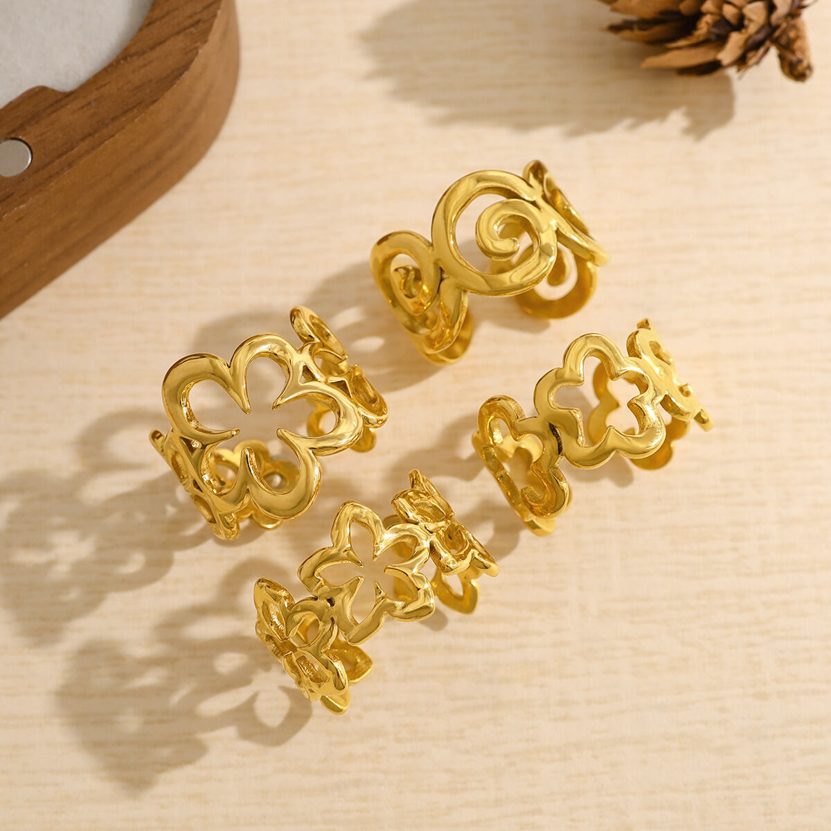 Schlichte Statement-Ringe aus wasserfestem, goldfarbenem Edelstahl mit hohlem Blumenmuster h5 Bild4