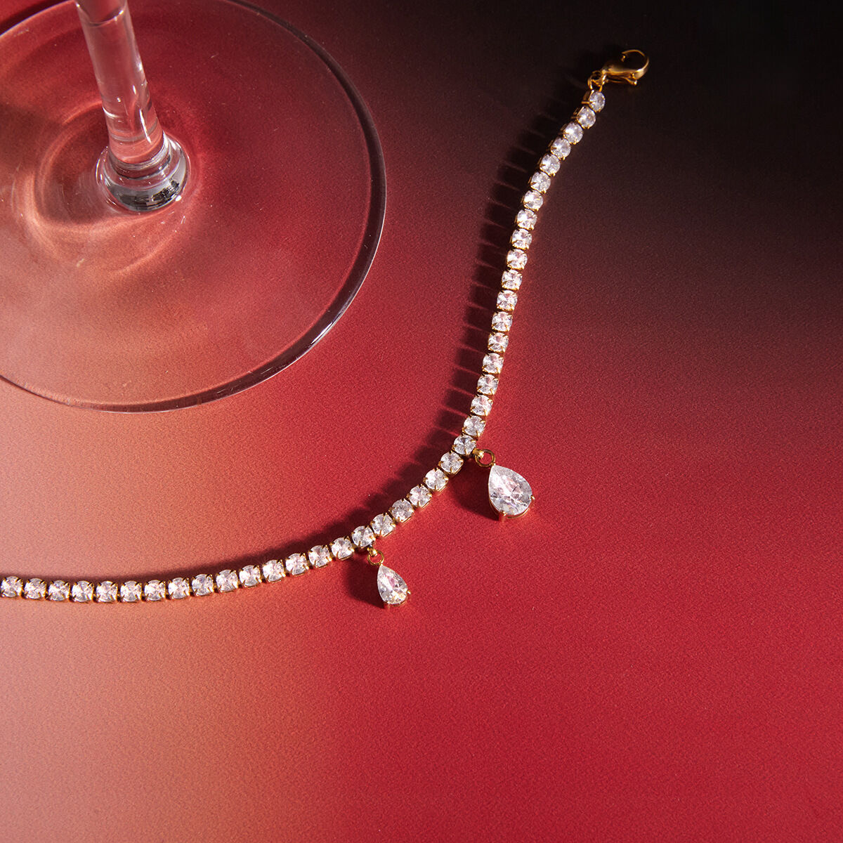 Luxuriöse, elegante, tropfenförmige Handkette aus wasserdichtem Edelstahl in Goldfarbe mit Zirkonia für Damen. h5 Bild3