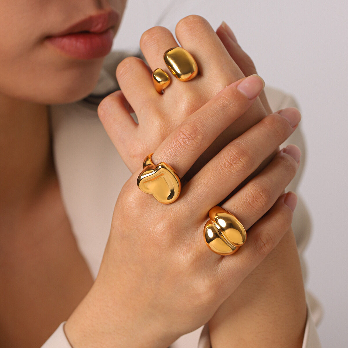 Anelli vistosi a forma irregolare con cuore in acciaio inossidabile color oro impermeabile.