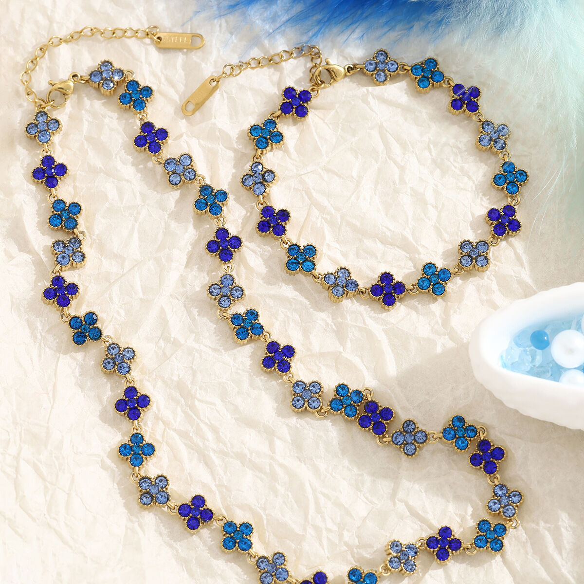 Romantische, elegante Kleeblatt-Halsketten-Sets aus wasserdichtem Edelstahl in Goldfarbe mit Kristallen für Damen h5 Bild3