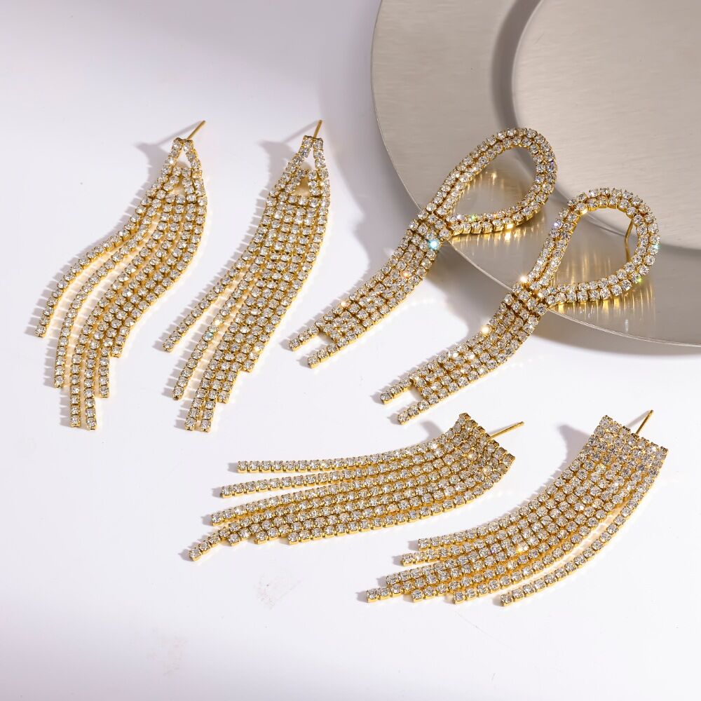 Eleganti orecchini pendenti da donna in acciaio inossidabile color oro con nappe, impermeabili e con strass. 2
