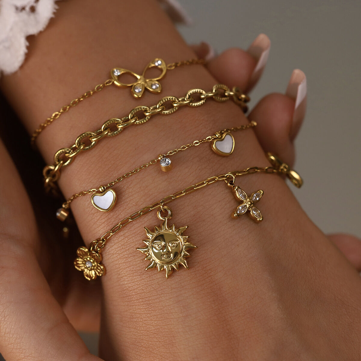 Pulseras de mujer con dijes de flores románticas, mariposas, acero inoxidable, impermeables, color dorado y cristales.