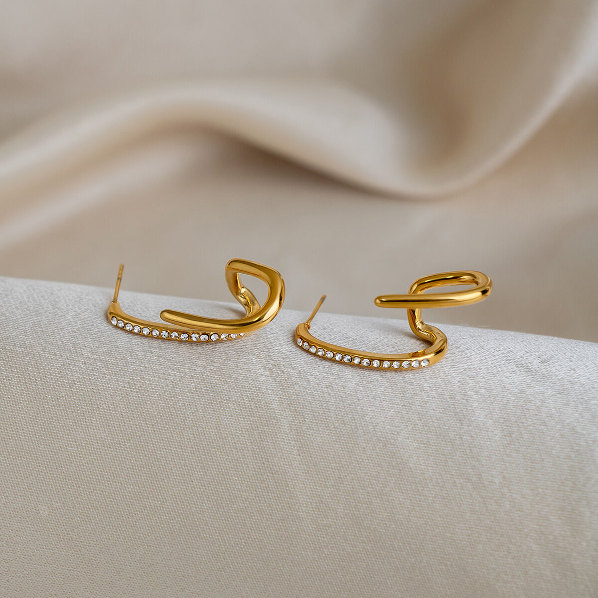 Luxuriöse, unregelmäßige, wasserdichte Ohrstecker aus Edelstahl in Goldfarbe mit Zirkonia für Damen