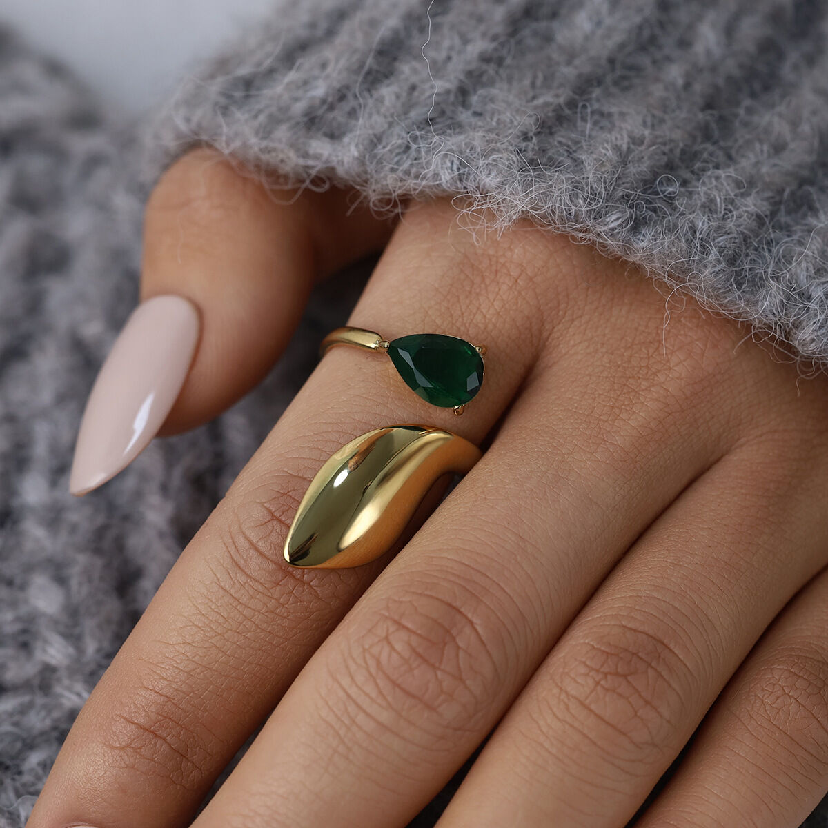Anillos elegantes de acero inoxidable con forma irregular y circonitas doradas resistentes al agua para mujer
