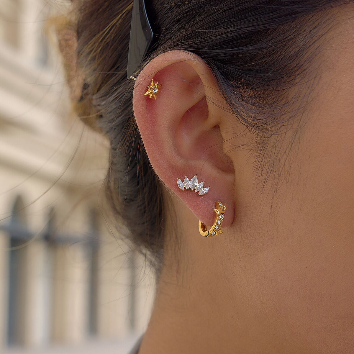 Pendientes de aro sencillos de acero inoxidable con circonita dorada, resistentes al agua y con forma de estrella para mujer. 2