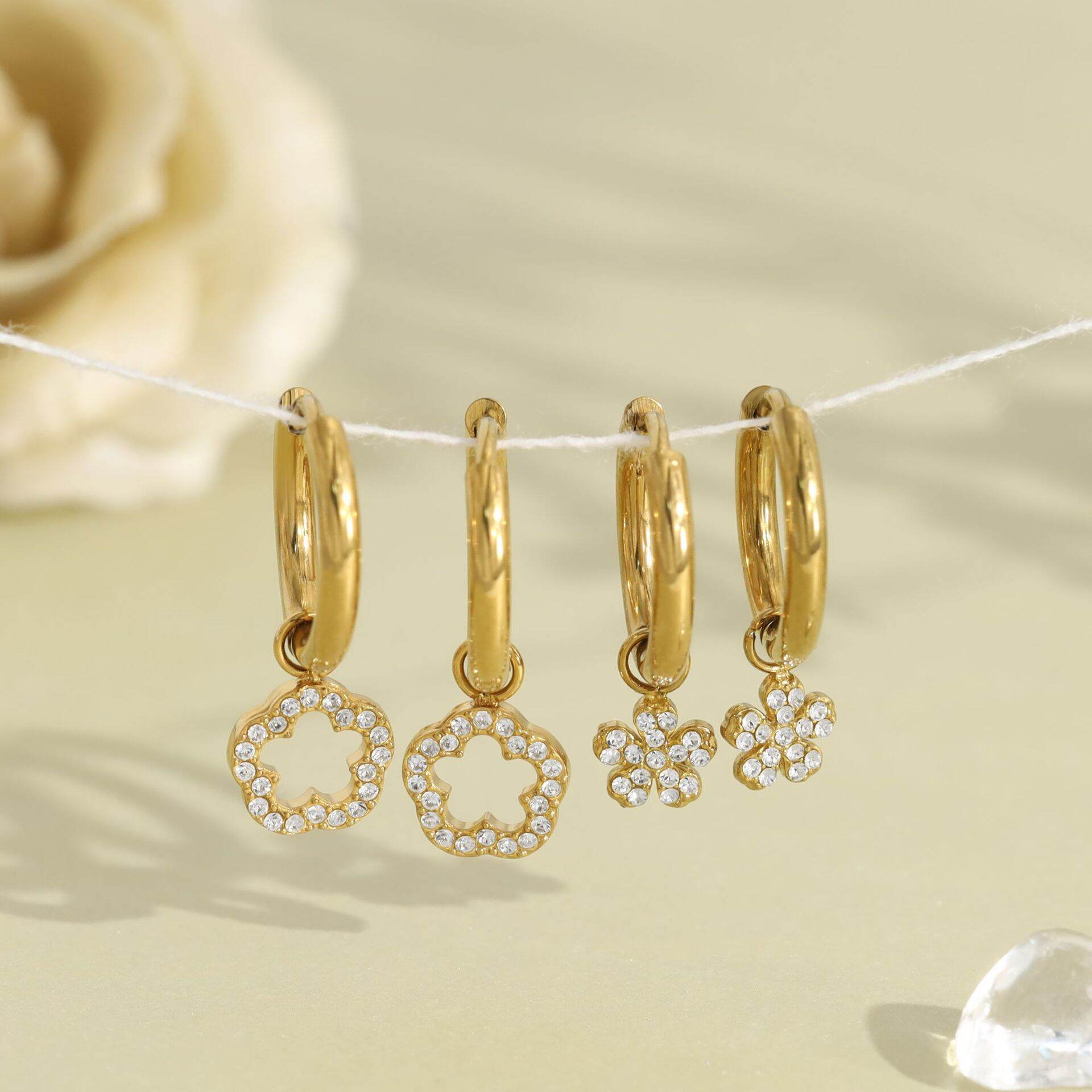 Süße Blumen-Ohrhänger aus Edelstahl, wasserdicht, goldfarben, mit Strasssteinen, für Damen h5Bild3