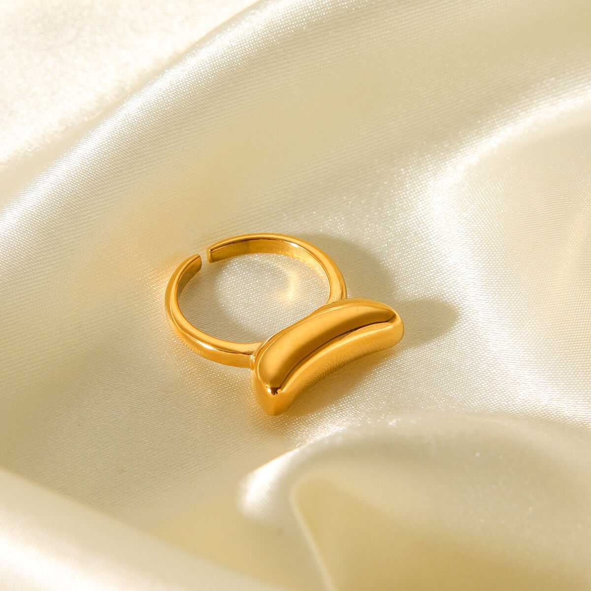 Anelli vistosi in acciaio inossidabile color oro, semplici e dalla forma irregolare.
