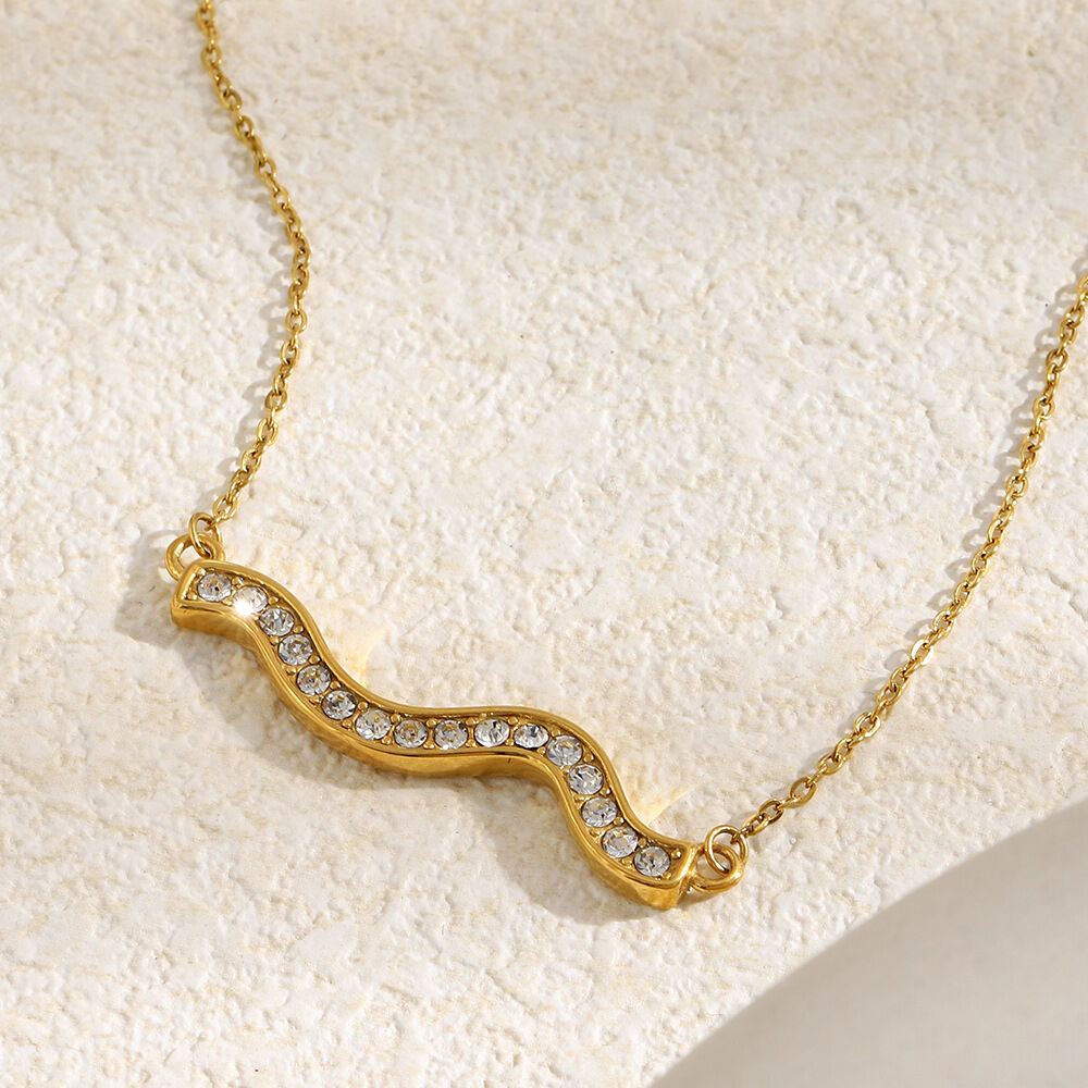 Einfache, wellenförmige, wasserdichte Damen-Halskette mit Anhänger aus Edelstahl in Goldfarbe und Strass Bild4