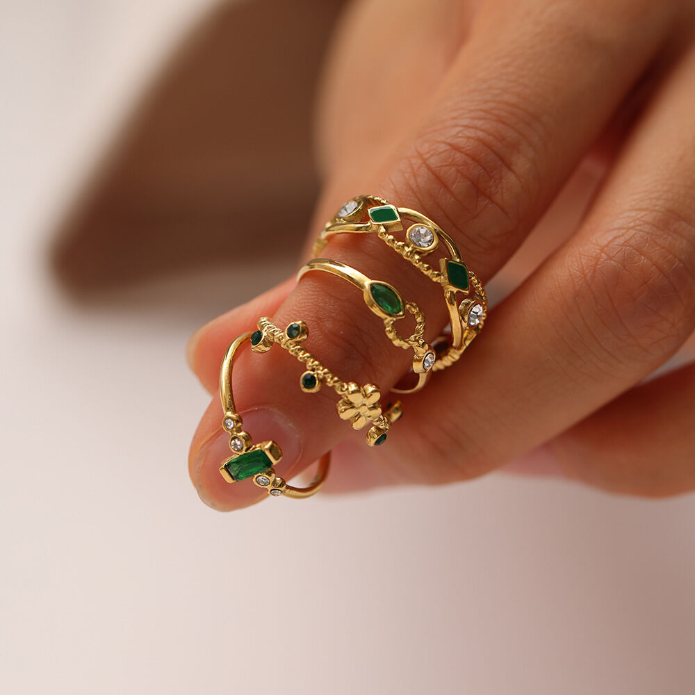 Eenvoudige rechthoekige roestvrijstalen waterdichte ring met bloemmotief en goudkleurige zirkonia, perfect voor dames. 2