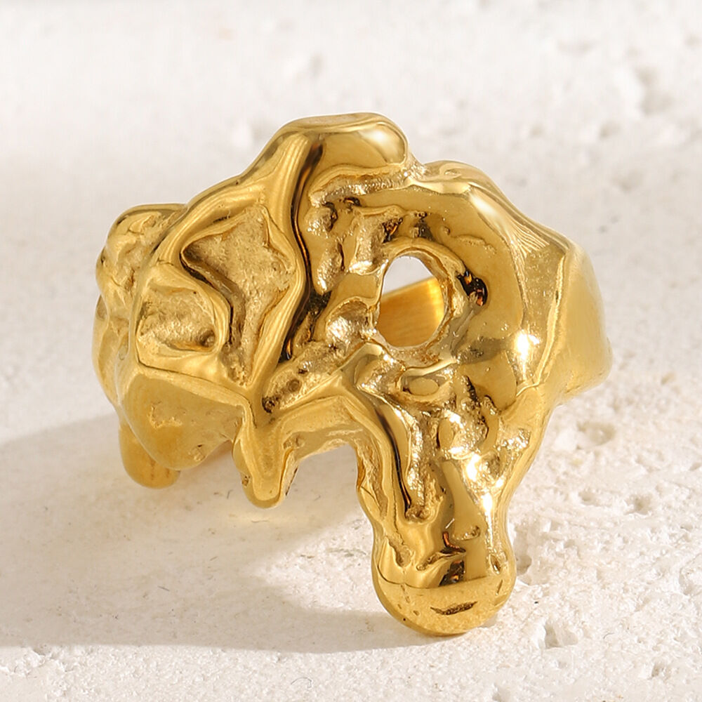 Anillos llamativos clásicos retro de acero inoxidable con forma irregular, resistentes al agua y color dorado.