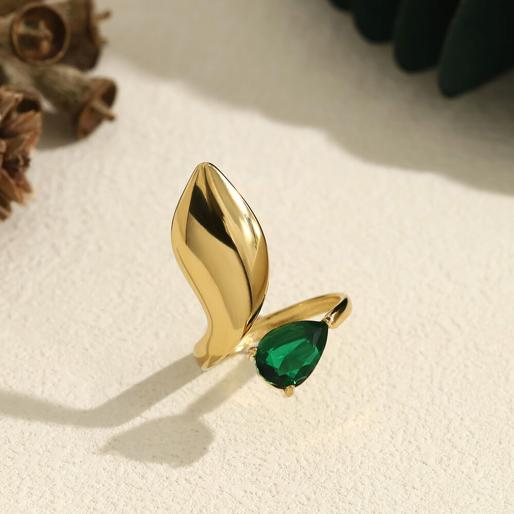 Elegante, unregelmäßig geformte, wasserdichte Damenringe aus Edelstahl in Goldfarbe mit Zirkonia-Edelsteinen Bild4