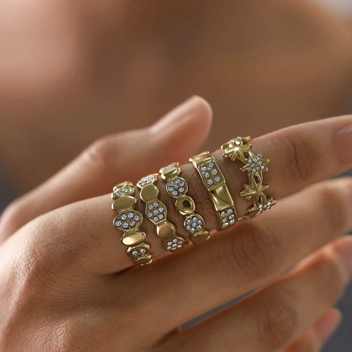 Schlichte, unregelmäßig geformte, wasserdichte Statement-Ringe aus Edelstahl in Goldfarbe mit Strasssteinen Bild2