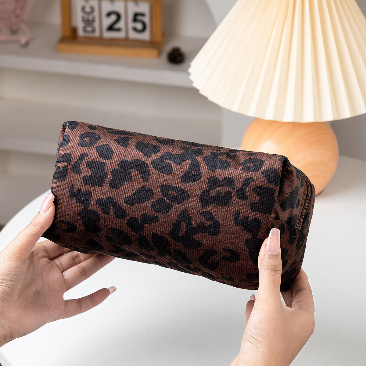 Retro Leopard Print Fabric Women's Makeup Bags h5 Picture5
