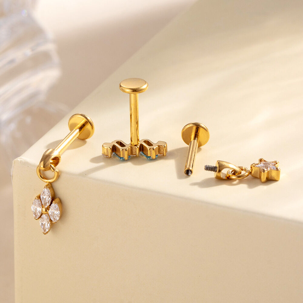 Orecchini da piercing da donna a forma di stella geometrica semplice, in lega di titanio color oro con zirconi. 2