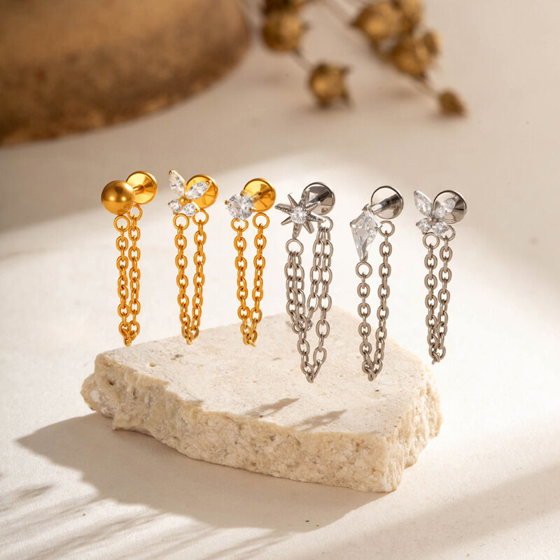 Einfache Ohrstecker für Damen in Schmetterlingsform aus Titanlegierung in Goldfarbe mit Zirkonia, gefertigt aus Titanlegierung und Zirkonia. Bild4