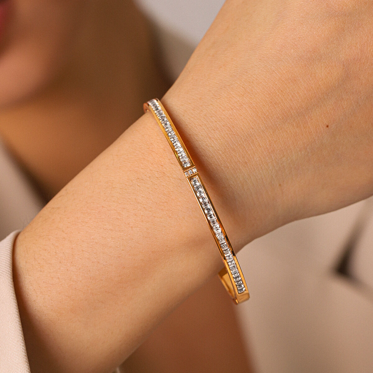 Pulseras de mujer Simple Series Daily con forma elíptica, de acero inoxidable, resistentes al agua, color dorado y circonitas.