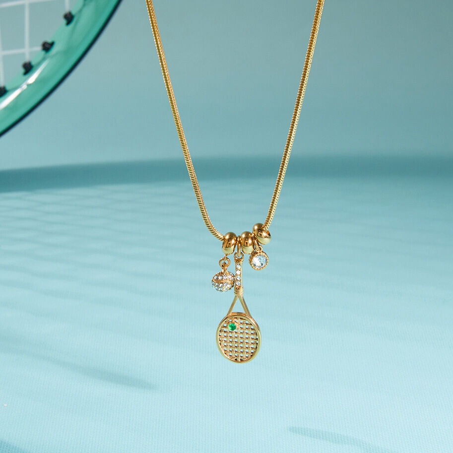Collana con ciondolo da donna a forma di racchetta da tennis in acciaio inossidabile color oro impermeabile con zirconi. h5Immagine4