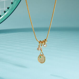 Collana con ciondolo da donna a forma di racchetta da tennis in acciaio inossidabile color oro impermeabile con zirconi. h5 Immagine4