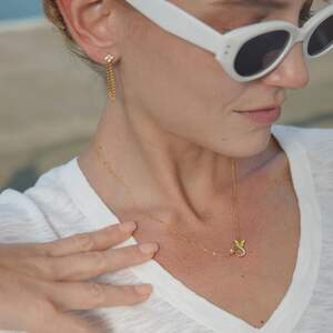 Schlichte, elegante Quasten-Ohrhänger aus wasserfestem Edelstahl in Goldfarbe für Damen. h5 Bild2