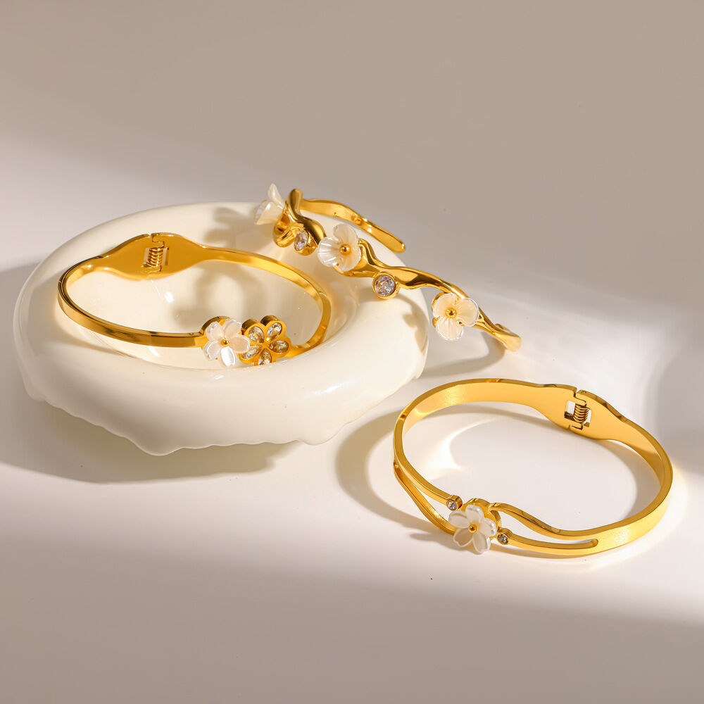 Bracciale da donna in acciaio inossidabile color oro, impermeabile, con strass e perle artificiali, a forma di fiore naturale. h5Immagine2